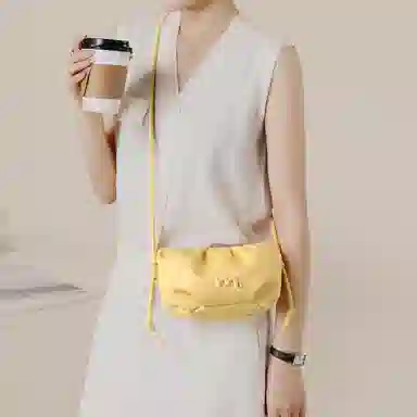 妙迪 小众甜美简约百搭休闲时尚轻便小巧褶皱云朵包饺子包 合成革 迷你腋下单肩斜挎包 常规 女款 奶昔白/鹅黄色