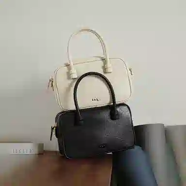 妙迪 小众设计时尚百搭精致少女上班通勤植鞣皮保龄球包学院风波士顿枕头包 牛皮 手提单肩斜挎包 常规 女款 奶昔白/曜石黑