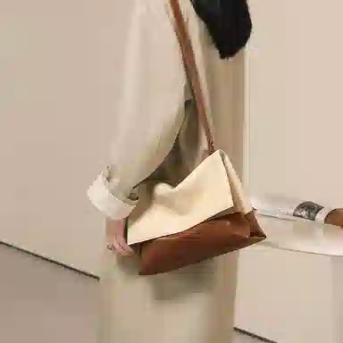 时尚通勤 妙迪 小众高级感拼接撞色 牛皮 邮差腋下单肩斜挎包包 女款 拿铁千层雪