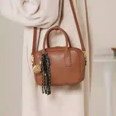 妙迪 秋冬复古时尚保龄球包波士顿枕头包 植鞣头层牛皮 单肩斜挎手提包 中号 女款 琥珀棕