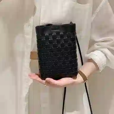 妙迪 夏天小众时尚高级感简约百搭休闲 软皮真皮羊皮 经典手工编织竖款手机包散步轻便斜挎包迷你小挎包 常规 女款 子夜黑