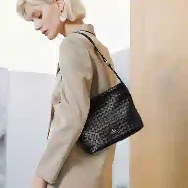 妙迪 早秋人气款秋冬时尚小众设计时尚高级感百搭简约时尚通勤编织工艺水桶包 羊皮 单肩腋下斜挎包 男女同款情侣款 子夜黑