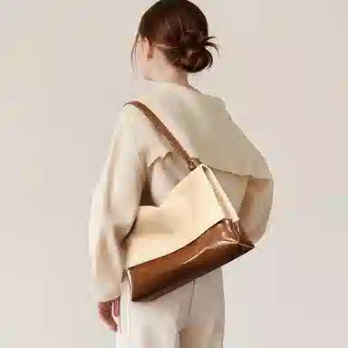 时尚通勤 妙迪 小众高级感拼接撞色 牛皮 邮差腋下单肩斜挎包包 女款 拿铁千层雪
