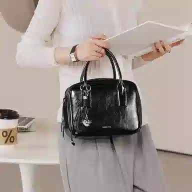 妙迪 小众铃铛挂件时尚简约高级感上班上学通勤百搭保龄球包波士顿枕头包 牛皮 手提单肩斜挎包 女款 曜石黑