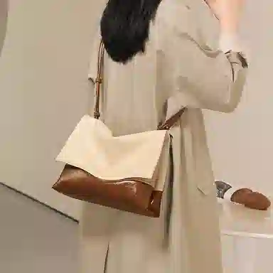 时尚通勤 妙迪 小众高级感拼接撞色 牛皮 邮差腋下单肩斜挎包包 女款 拿铁千层雪