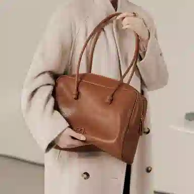 妙迪 高级感大容量复古公文波士顿包秋冬时尚通勤简约百搭保龄球包 牛皮 腋下包单肩手提包 大号 女款 琥珀棕/典雅黑