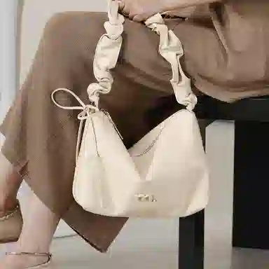 妙迪 早春轻便云朵托特包小众慵懒风抽绳褶皱软皮宽肩带通勤学院风腋下包 牛皮 手提单肩斜挎包 女款 香草奶油白