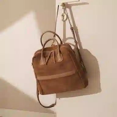 妙迪 早秋人气款秋冬美拉德复古品位牛皮品质独特背包 麂皮 双肩包 中号 女款 焦糖棕