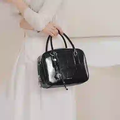 妙迪 小众铃铛挂件时尚简约高级感上班上学通勤百搭保龄球包波士顿枕头包 牛皮 手提单肩斜挎包 女款 曜石黑