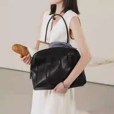 妙迪 高级感大容量复古公文波士顿包秋冬时尚通勤简约百搭保龄球包 牛皮 腋下包单肩手提包 大号 女款 琥珀棕/典雅黑