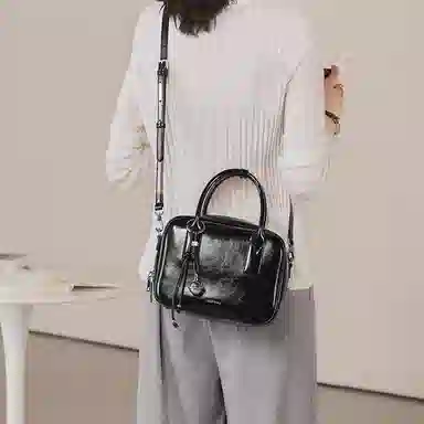 妙迪 小众铃铛挂件时尚简约高级感上班上学通勤百搭保龄球包波士顿枕头包 牛皮 手提单肩斜挎包 女款 曜石黑