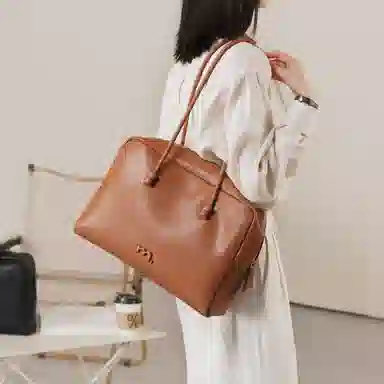 妙迪 高级感大容量复古公文波士顿包秋冬时尚通勤简约百搭保龄球包 牛皮 腋下包单肩手提包 大号 女款 琥珀棕/典雅黑