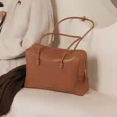 妙迪 高级感大容量复古公文波士顿包秋冬时尚通勤简约百搭保龄球包 牛皮 腋下包单肩手提包 大号 女款 琥珀棕/典雅黑