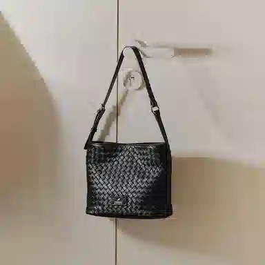 妙迪 早秋人气款秋冬时尚小众设计时尚高级感百搭简约时尚通勤编织工艺水桶包 羊皮 单肩腋下斜挎包 男女同款情侣款 子夜黑