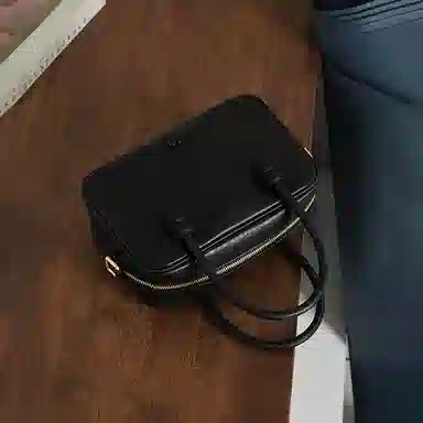 妙迪 小众设计时尚百搭精致少女上班通勤植鞣皮保龄球包学院风波士顿枕头包 牛皮 手提单肩斜挎包 常规 女款 奶昔白/曜石黑