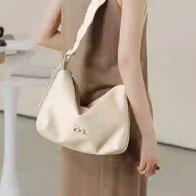 妙迪 早春轻便云朵托特包小众慵懒风抽绳褶皱软皮宽肩带通勤学院风腋下包 牛皮 手提单肩斜挎包 女款 香草奶油白