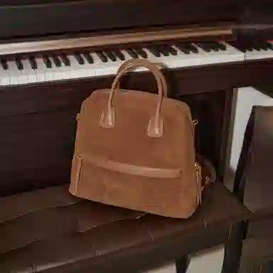 妙迪 早秋人气款秋冬美拉德复古品位牛皮品质独特背包 麂皮 双肩包 中号 女款 焦糖棕