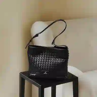 妙迪 早秋人气款秋冬时尚小众设计时尚高级感百搭简约时尚通勤编织工艺水桶包 羊皮 单肩腋下斜挎包 男女同款情侣款 子夜黑