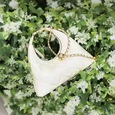 妙迪 小香风菱格链条包高级感时尚精致少女约会派对简约百搭饺子月牙包饭盒包 牛皮 单肩斜挎手提包 小号 女款 奶昔白