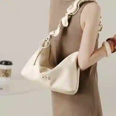 妙迪 早春轻便云朵托特包小众慵懒风抽绳褶皱软皮宽肩带通勤学院风腋下包 牛皮 手提单肩斜挎包 女款 香草奶油白