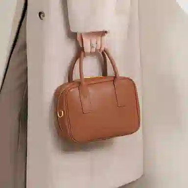 妙迪 秋冬复古时尚保龄球包波士顿枕头包 植鞣头层牛皮 单肩斜挎手提包 中号 女款 琥珀棕