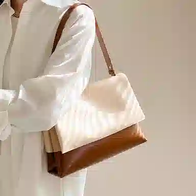 时尚通勤 妙迪 小众高级感拼接撞色 牛皮 邮差腋下单肩斜挎包包 女款 拿铁千层雪