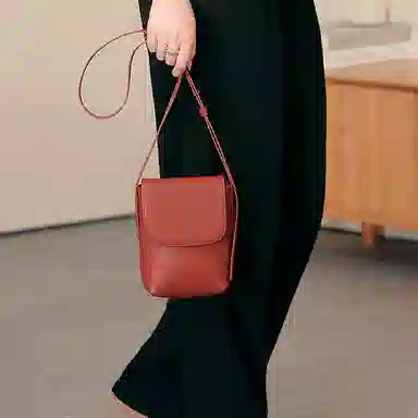 妙迪 竖款磁扣开合 牛皮 单肩包斜挎包手机包 中号 女款 棕色