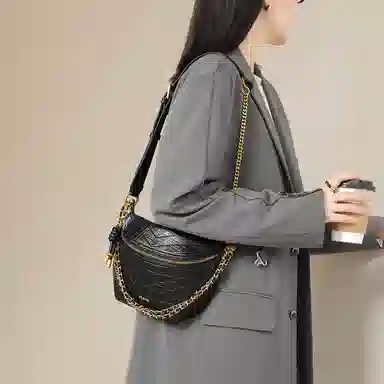 妙迪 小众高级感时尚休闲简约百搭轻便链条胸包腰包 头层牛皮 马鞍包单肩斜挎包 常规 女款 曜石黑