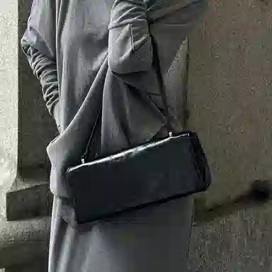 妙迪 早秋人气款秋冬复古时尚潮流简约百搭真皮腋下法棍包 牛皮革 单肩包 常规 女款 墨染黑