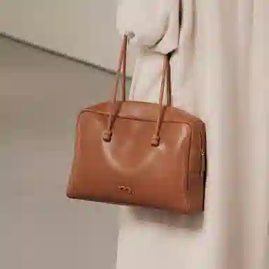 妙迪 高级感大容量复古公文波士顿包秋冬时尚通勤简约百搭保龄球包 牛皮 腋下包单肩手提包 大号 女款 琥珀棕/典雅黑