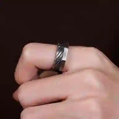925