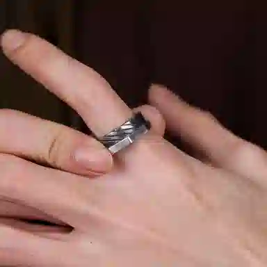 925