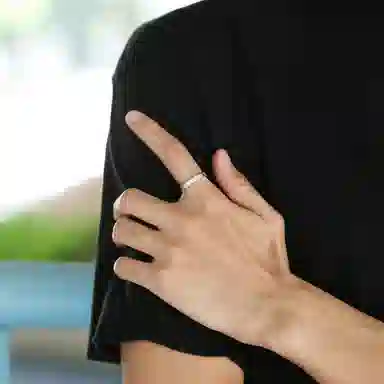925