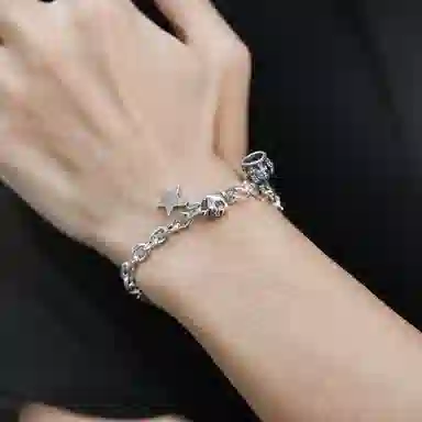 925
