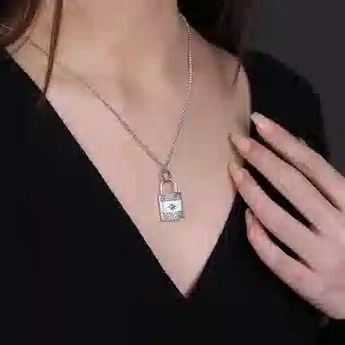 925