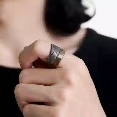 925