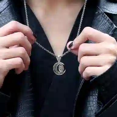 925