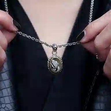 925