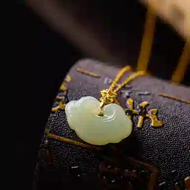 925