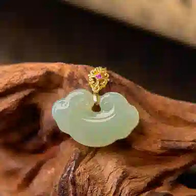 925