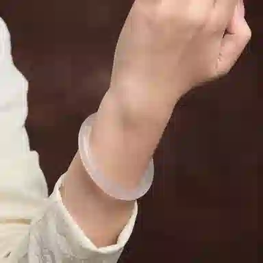 琳琯瑛新中式国风浅黄色圆条白月光贵妃玉髓手镯女款
