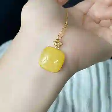 925