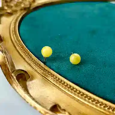 925