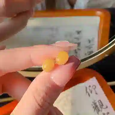 925