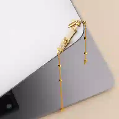 925