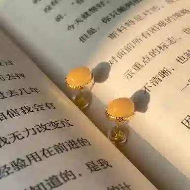 925