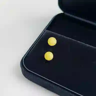 925