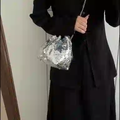 韩版小众设计简约休闲水桶包时尚质感 亮片 斜挎单肩包 常规 女款 黑色 /银色