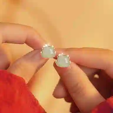 925