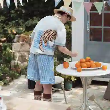 VALLEYOUTH Embroidered Plaid Patchwork Tee